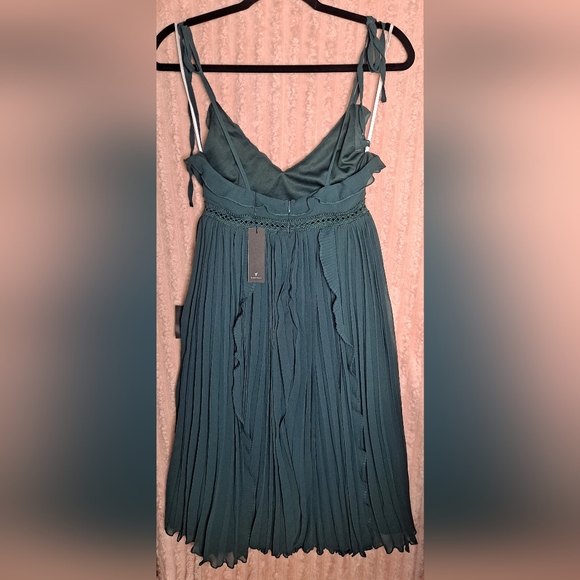 lulu's pleated midi dress v-neckline size S color emerald green - Picture 7 of 16